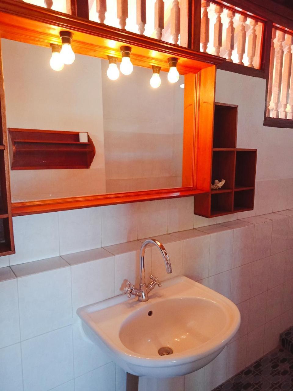 Rini Hotel Lovina  Ngoại thất bức ảnh